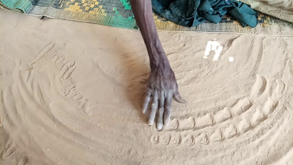 Géomancie au Burkina Faso : Le futur du sable qui prédit l’avenir
