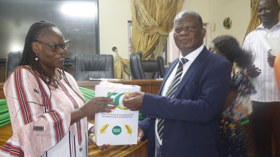 La Directrice générale de l’ISTIC, Dr Alizeta OUOBA/COMPAORE, remettant un kit de gadgets au représentant du président de la HAAC, Lalle KANAKE