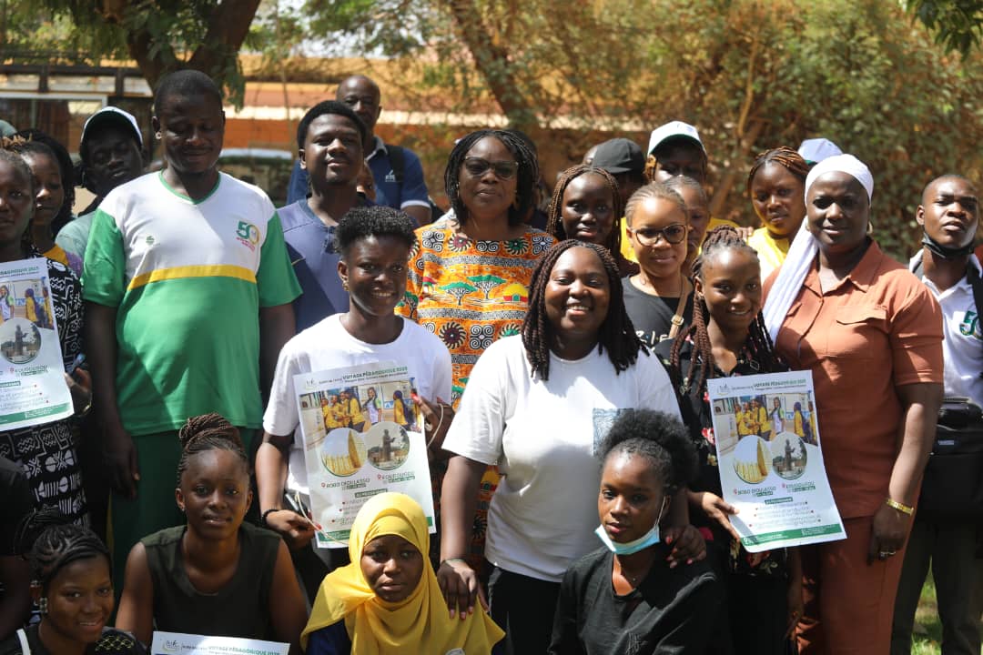 La Directrice générale de l’ISTIC avec les stagiaires avant le voyage pédagogique Bobo 2025 
