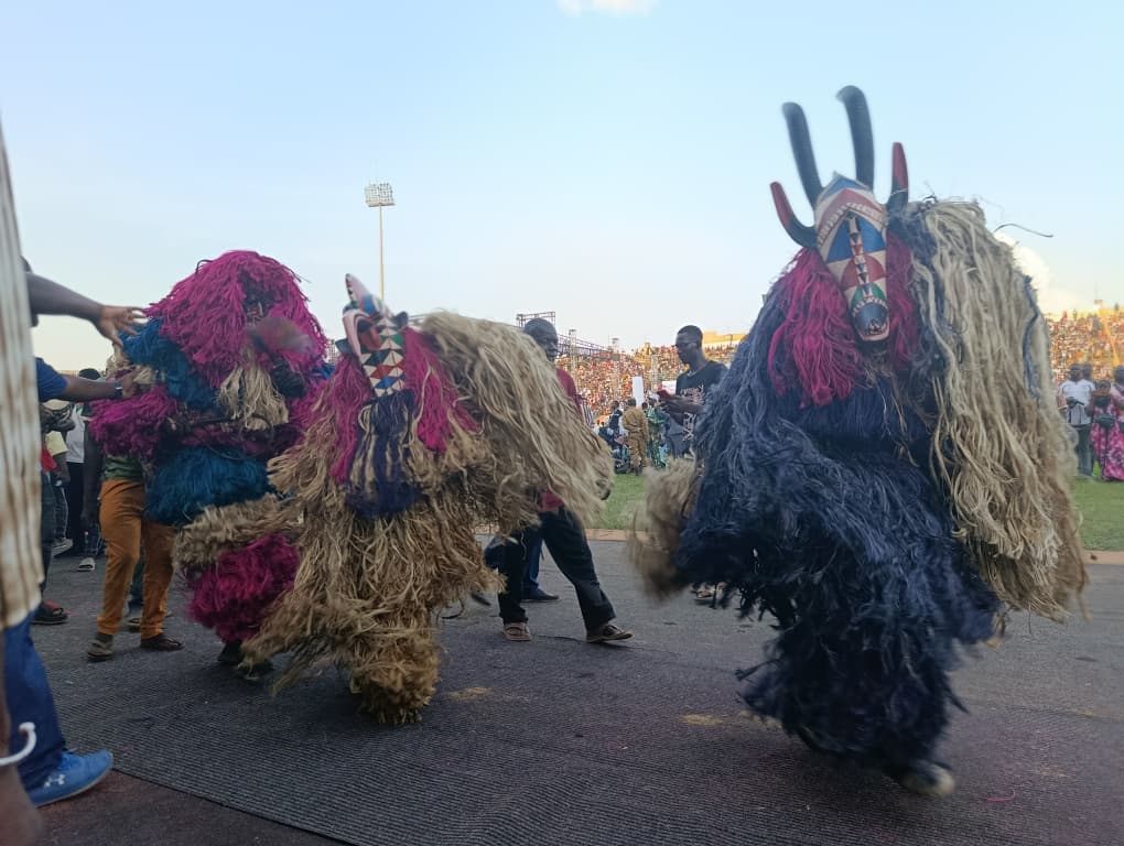 Les masques participent au défilé des régions culturelles à l’ouverture de la SNC le 25 avril 2026 à Bobo-Dioulasso