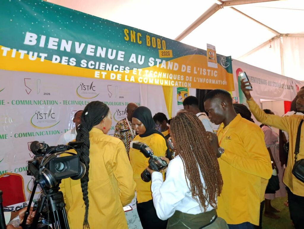 les stagiaires regardant les outils d’information