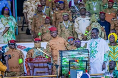 Photo du Capitaine Ibrahim TRAORE donnant le coup d’envoi de la SNC le 25 avril 2026 à Bobo-Dioulasso