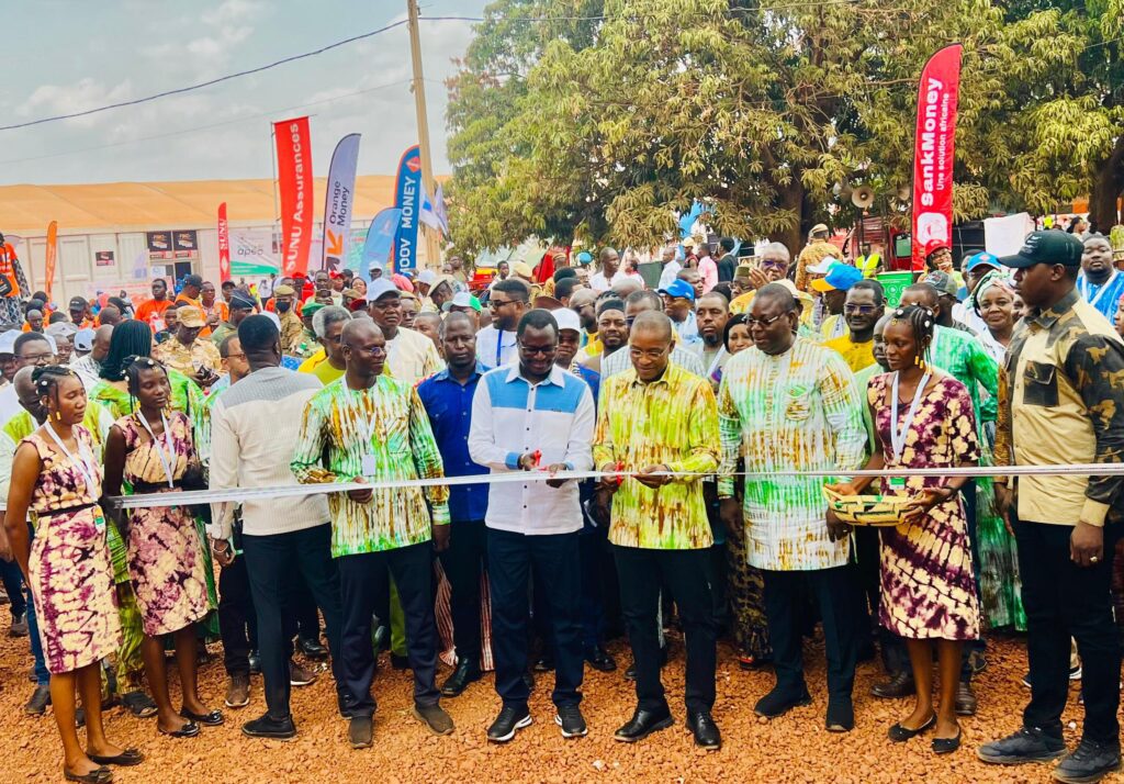 le ministre en charge de l'industrie, du commerce et de l'artisanat Serge Gnaniodem Poda (à droite) et le ministre de la communication, de la culture, des arts et du tourisme lors de l’ouverture de la foire SNC à Bobo le 26 avril 2026