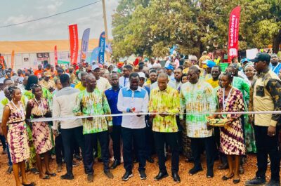 le ministre en charge de l'industrie, du commerce et de l'artisanat Serge Gnaniodem Poda (à droite) et le ministre de la communication, de la culture, des arts et du tourisme lors de l’ouverture de la foire SNC à Bobo le 26 avril 2026