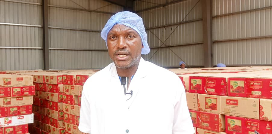 Thomas SOMBIÉ expliquant que la société produit quotidiennement suffisamment de concentré de tomate A’diaa