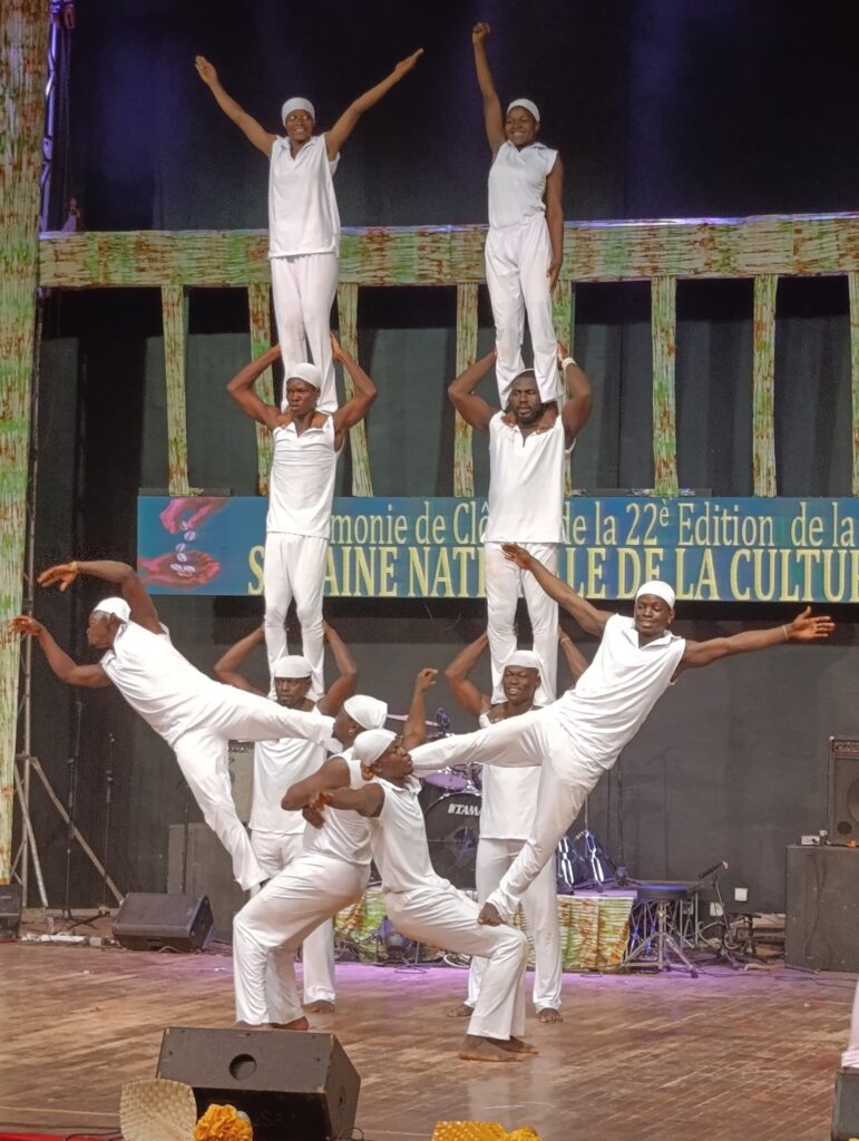 la troupe yelen 2 montre leur savoir-faire dans la danse pendant la clôture de la 22e édition de la SNC.

