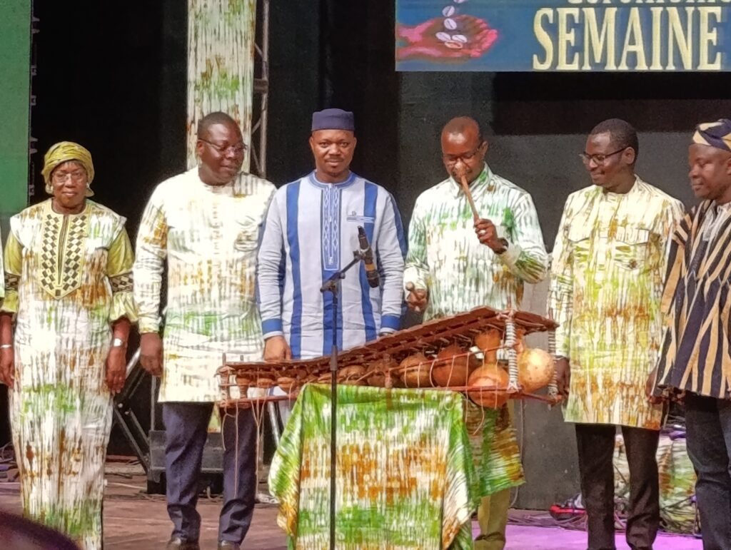 Le Chef du gouvernement burkinabè donne trois coups de baguette de balafon pour clore officiellement la SNC 2026.   