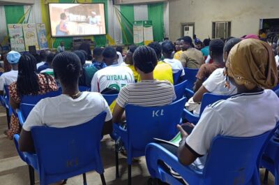 Des spectateurs assistent à une soirée cinéma organisée par l’ISTIC